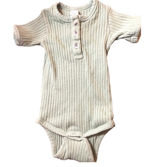 Kate Quinn light green onesie 6-12 months‎ I have 2 of these 2/$20 in a bundle - Picture 2 of 4
